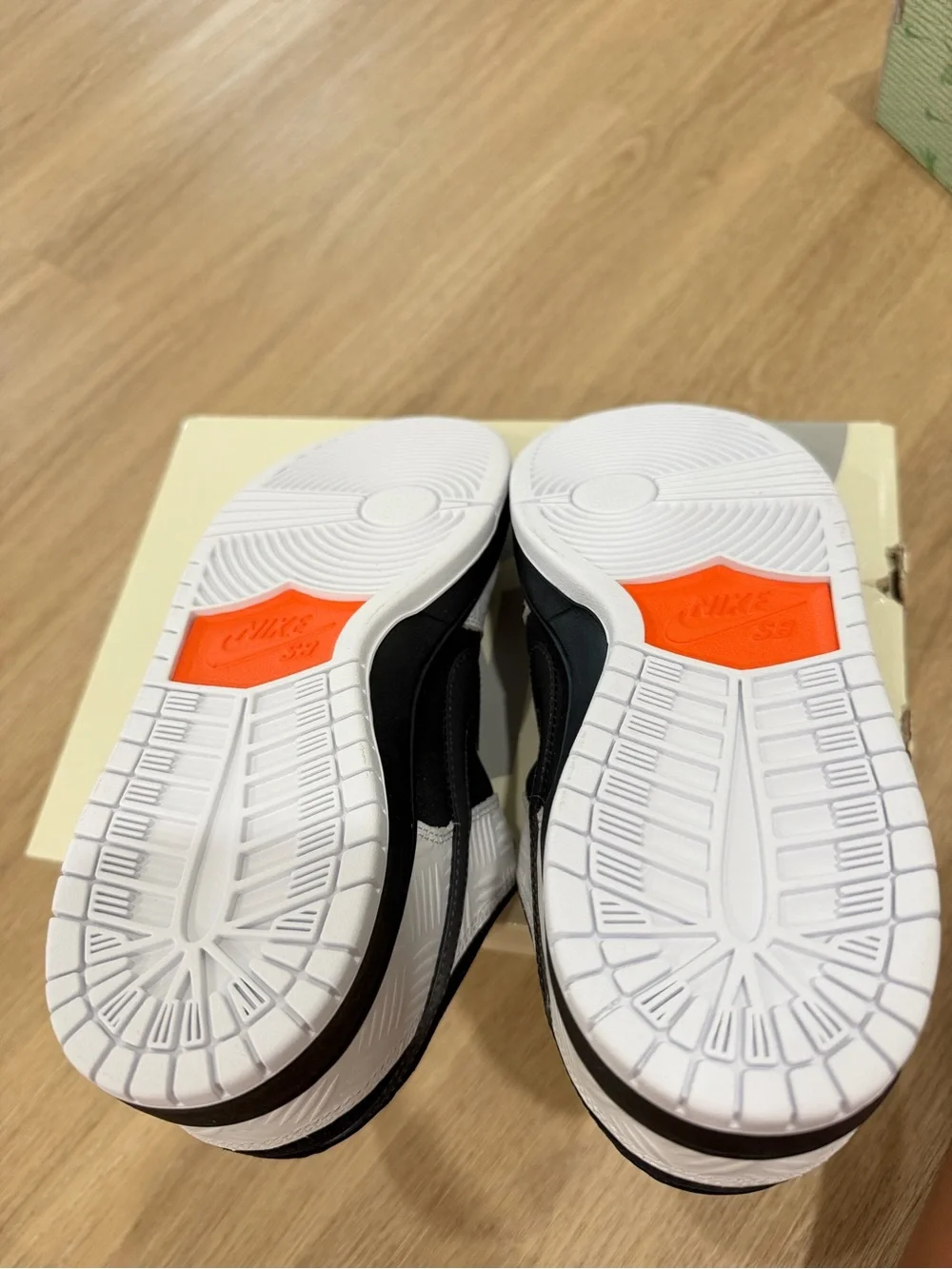 Men’s Low-Top Skate Shoes - Black/White